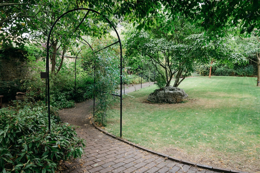 Achat d'une pergola : l'importance de la sécurité pour les enfants et les animaux